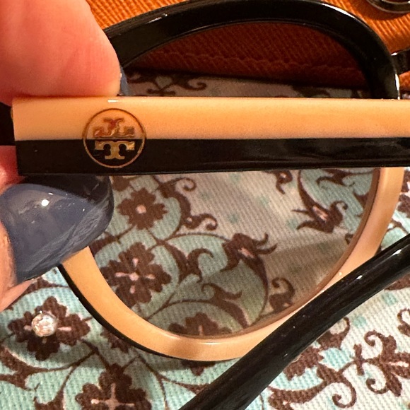 Tory Burch Style Panama Sunglasses - Picture 4 of 5